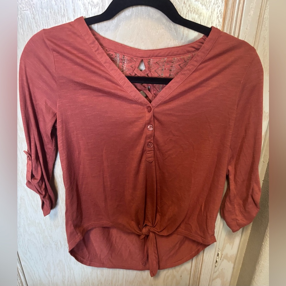 No Boundaries Terracotta 3/4 Roll Up Sleeve Tie Knot Blouse‎